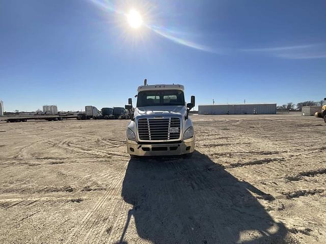 Image of Freightliner Cascadia 125 equipment image 1