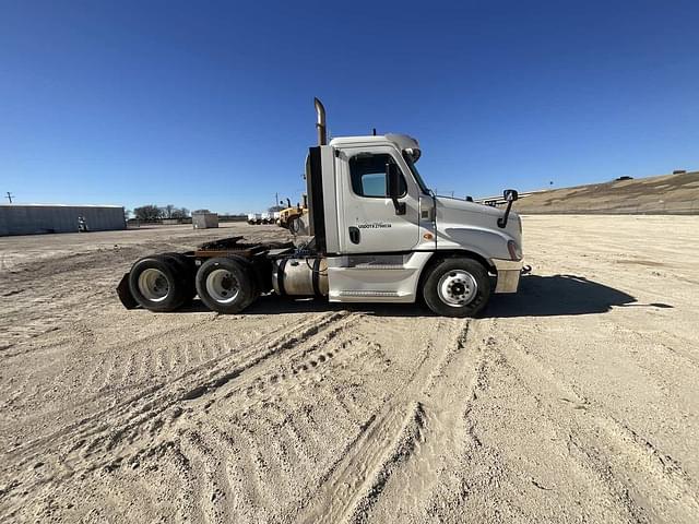 Image of Freightliner Cascadia 125 equipment image 3