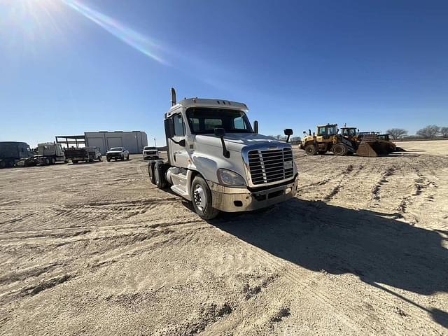 Image of Freightliner Cascadia 125 equipment image 2