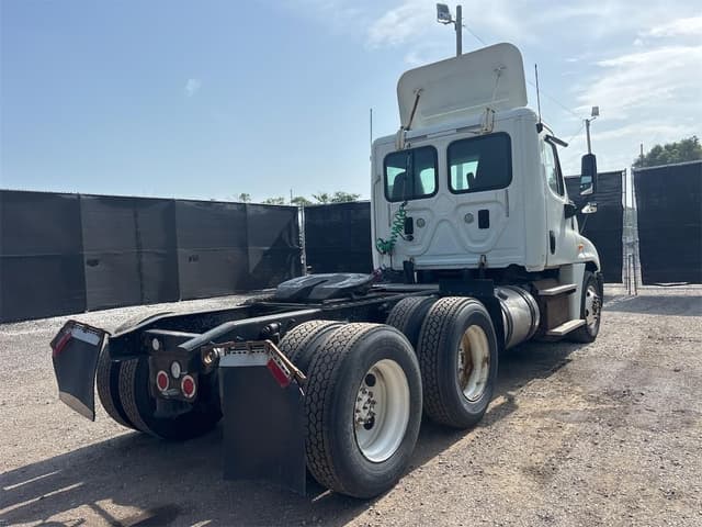 Image of Freightliner Cascadia 125 equipment image 4