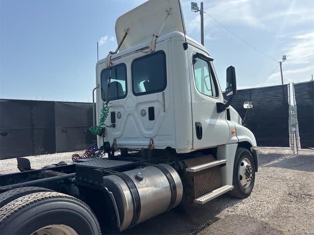 Image of Freightliner Cascadia 125 equipment image 3