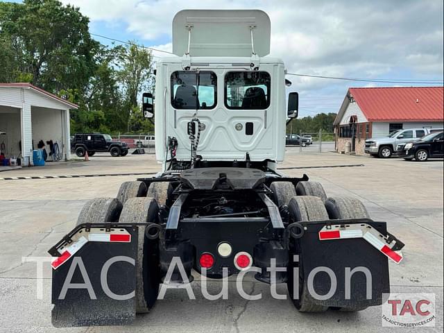 Image of Freightliner Cascadia 125 equipment image 3
