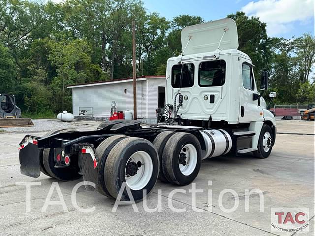 Image of Freightliner Cascadia 125 equipment image 4