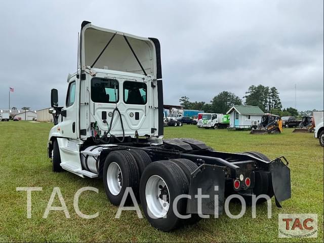 Image of Freightliner Cascadia 125 equipment image 2