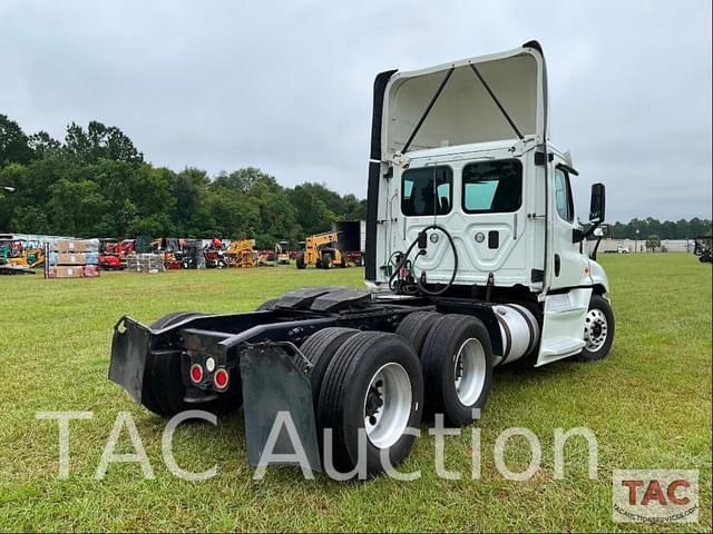 Image of Freightliner Cascadia 125 equipment image 4