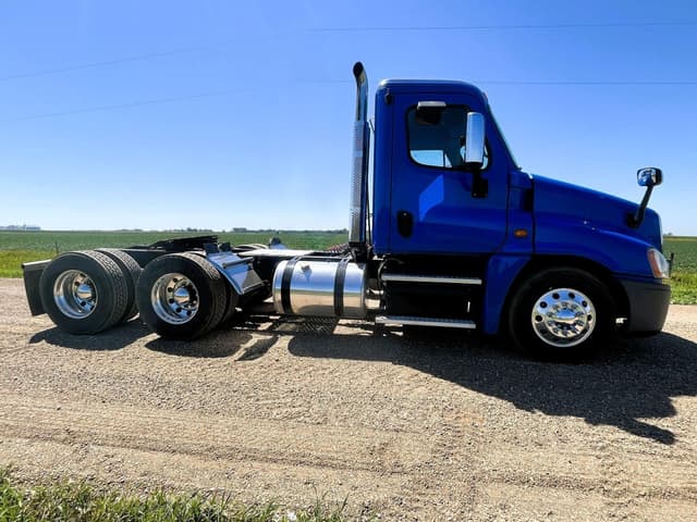 Image of Freightliner Cascadia 125 equipment image 4