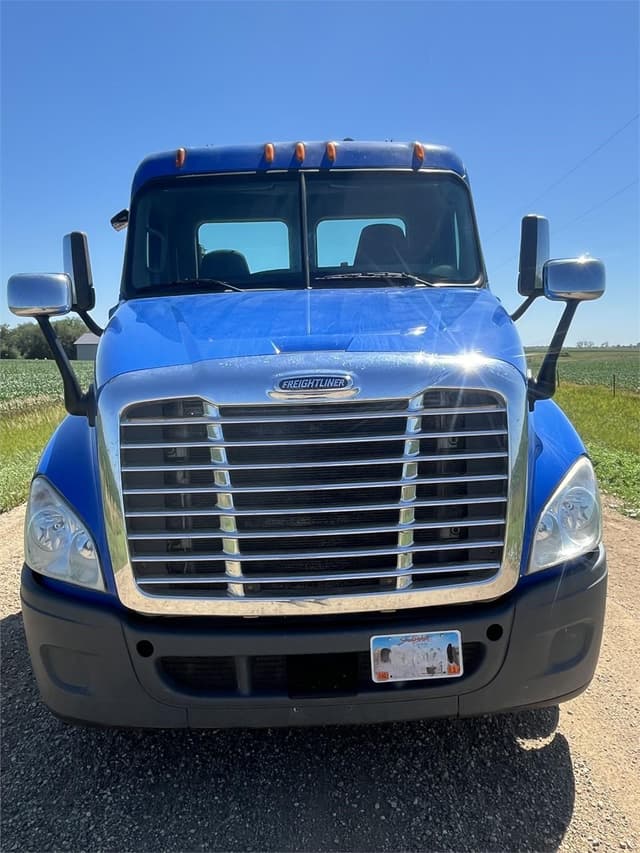 Image of Freightliner Cascadia 125 equipment image 2