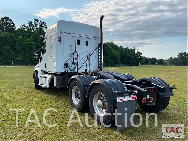 Image of Freightliner Cascadia 125 equipment image 2