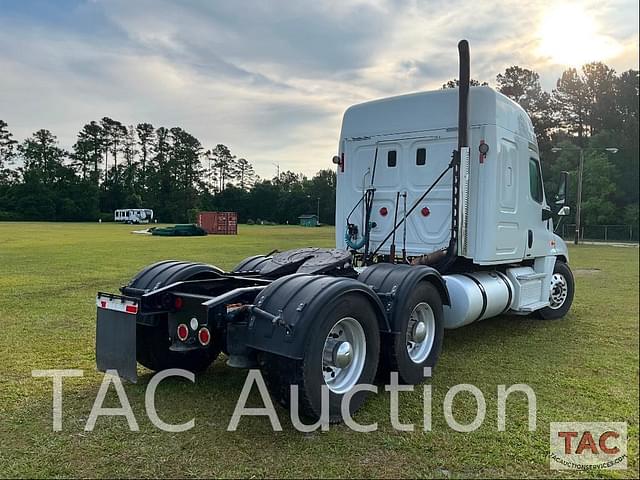 Image of Freightliner Cascadia 125 equipment image 4