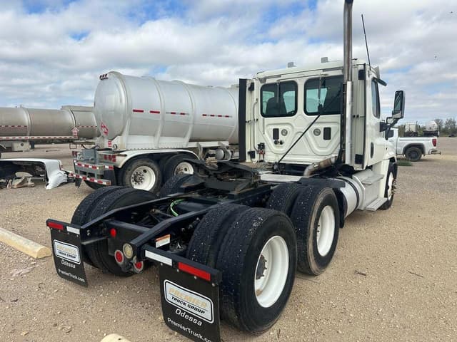 Image of Freightliner Cascadia 125 equipment image 2