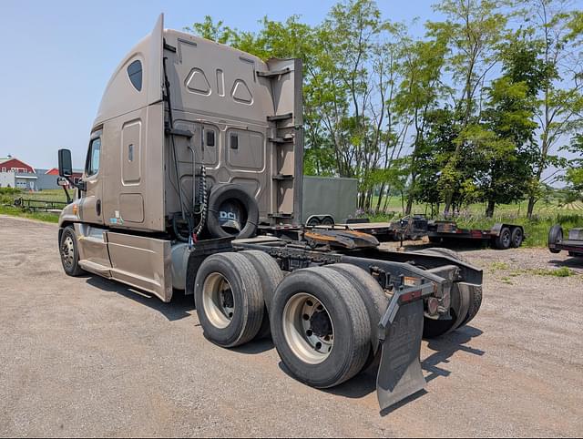 Image of Freightliner Cascadia 125 Evolution equipment image 2