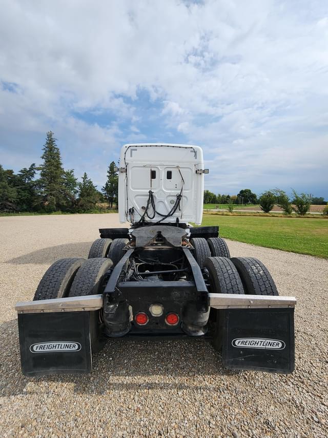 Image of Freightliner Cascadia 125 equipment image 3