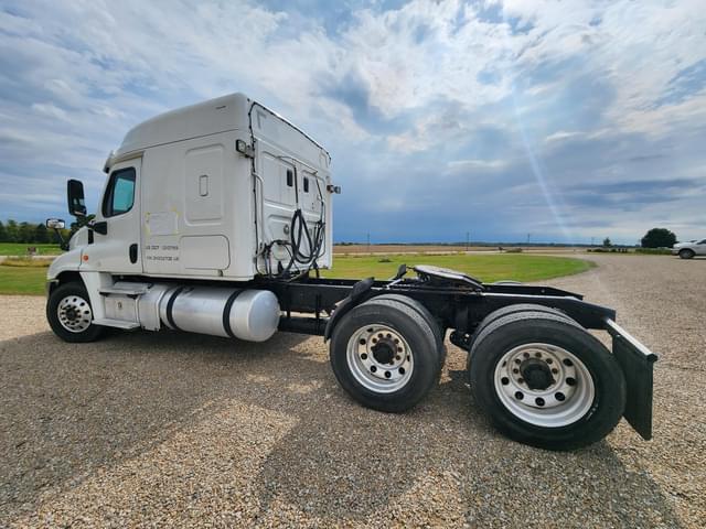 Image of Freightliner Cascadia 125 equipment image 2