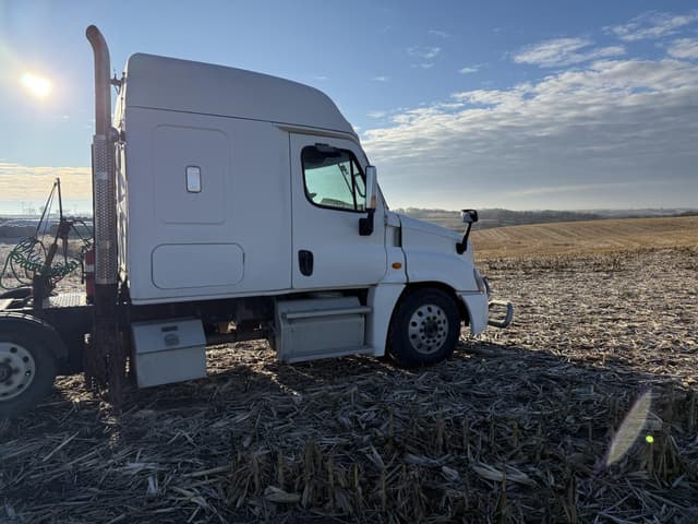 Image of Freightliner Cascadia 125 equipment image 2