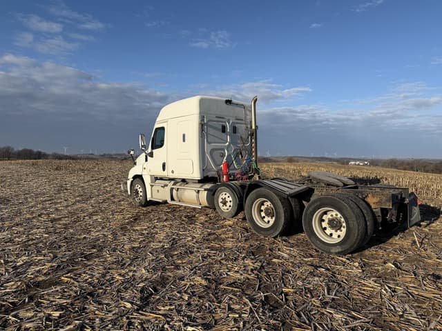 Image of Freightliner Cascadia 125 equipment image 4