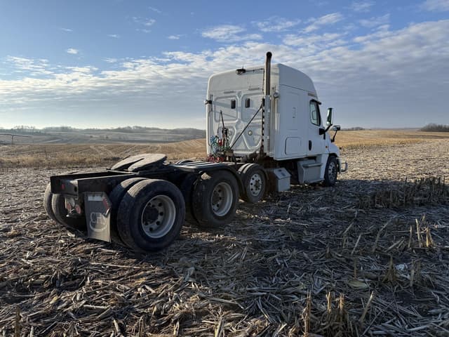 Image of Freightliner Cascadia 125 equipment image 3