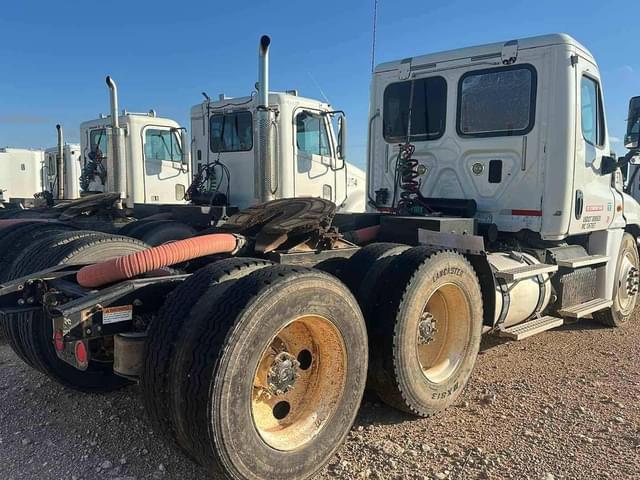 Image of Freightliner Cascadia 125 equipment image 2