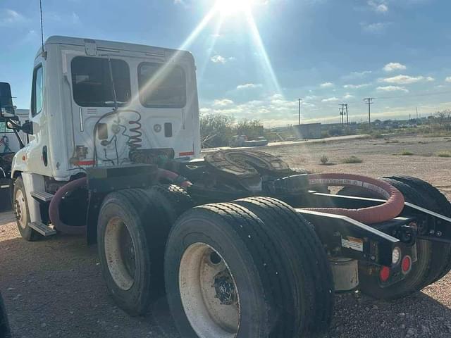 Image of Freightliner Cascadia 125 equipment image 3