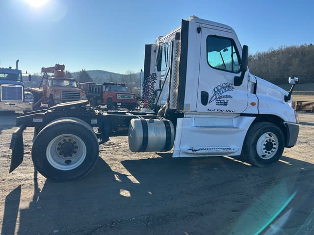 Image of Freightliner Cascadia 125 equipment image 3