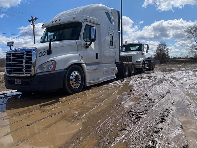 Image of Freightliner Cascadia 125 equipment image 2