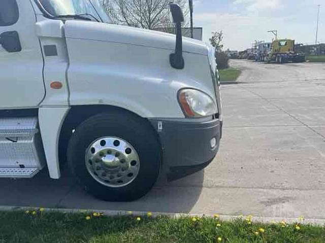 Image of Freightliner Cascadia 125 equipment image 2