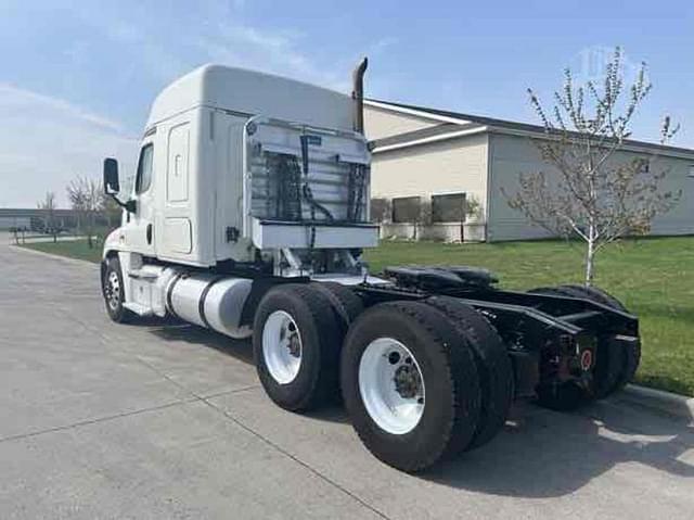 Image of Freightliner Cascadia 125 equipment image 3