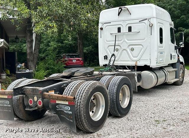 Image of Freightliner Cascadia 125 equipment image 4
