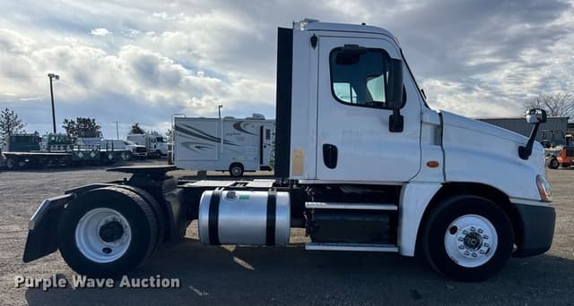 Image of Freightliner Cascadia 125 equipment image 3