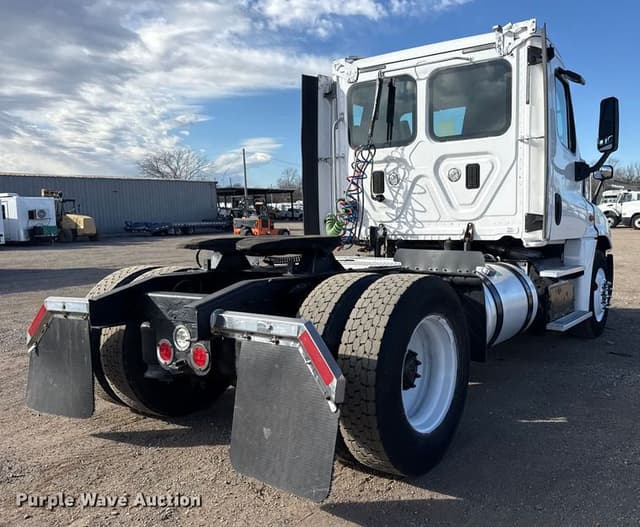 Image of Freightliner Cascadia 125 equipment image 4