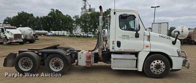 Image of Freightliner Cascadia 125 equipment image 3