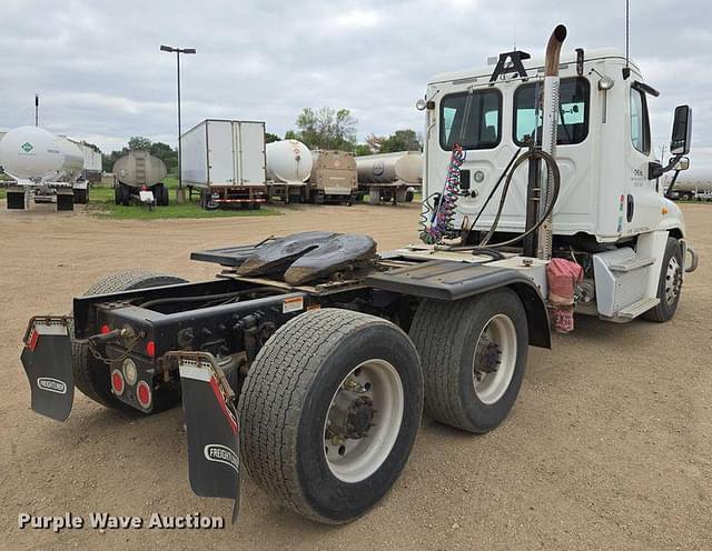 Image of Freightliner Cascadia 125 equipment image 4