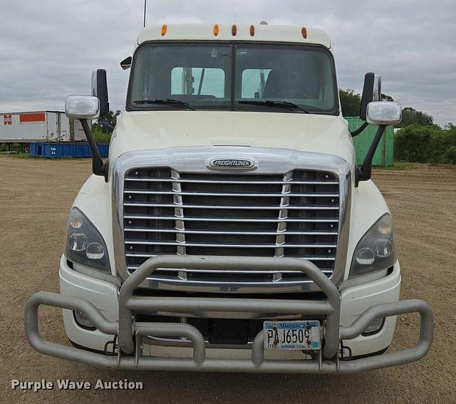 Image of Freightliner Cascadia 125 equipment image 1