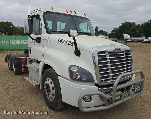 Image of Freightliner Cascadia 125 equipment image 2