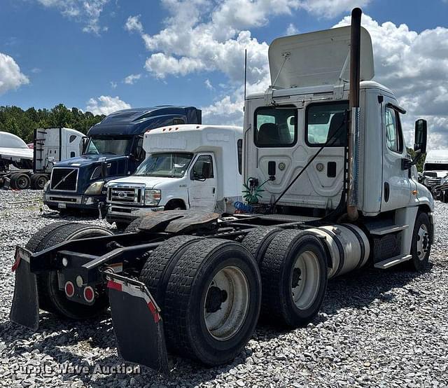 Image of Freightliner Cascadia 125 equipment image 3