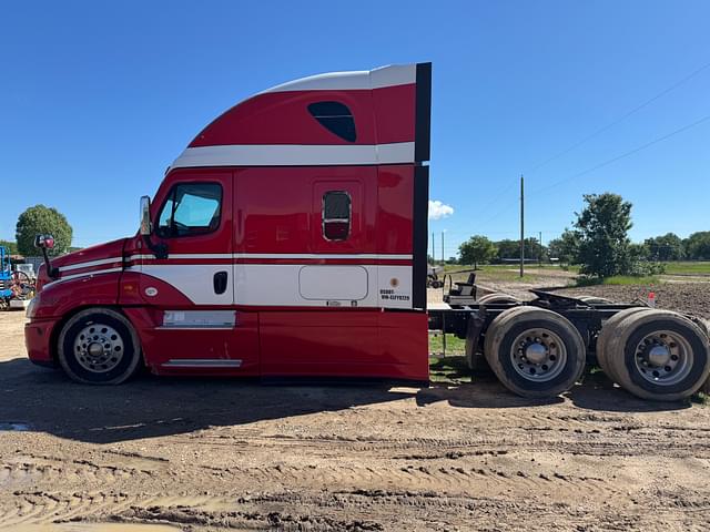 Image of Freightliner Cascadia 125 equipment image 4