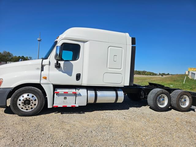 Image of Freightliner Cascadia 125 equipment image 4