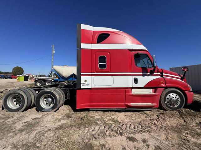 Image of Freightliner Cascadia 125 equipment image 3