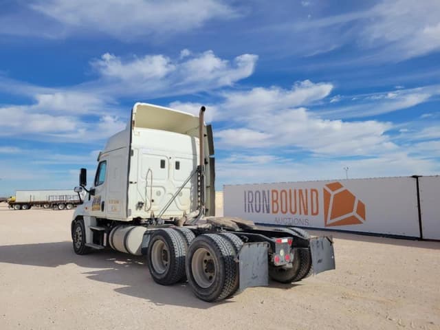 Image of Freightliner Cascadia 125 equipment image 2