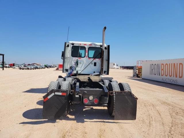 Image of Freightliner Cascadia 125 equipment image 3