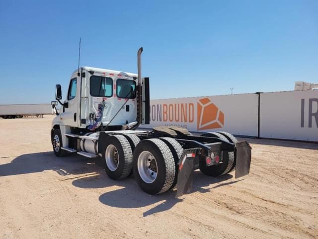 Image of Freightliner Cascadia 125 equipment image 2