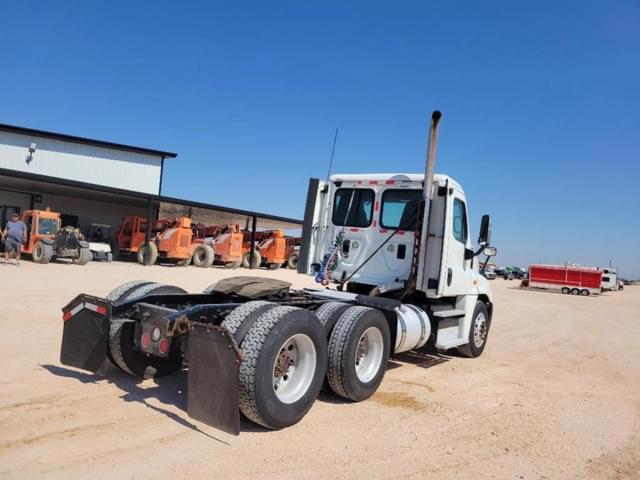 Image of Freightliner Cascadia 125 equipment image 4