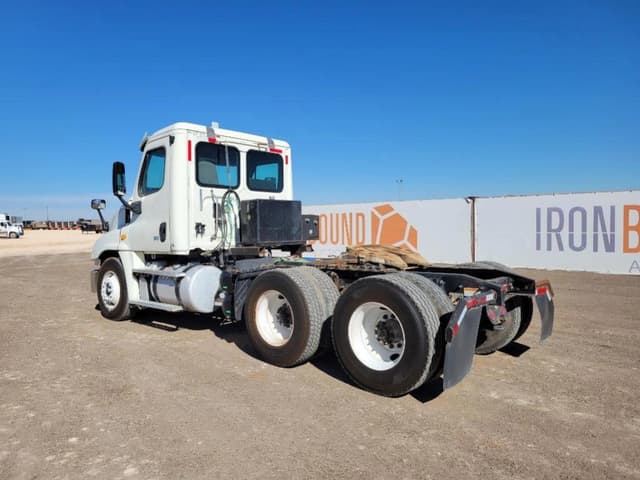 Image of Freightliner Cascadia 125 equipment image 2