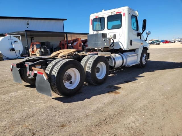 Image of Freightliner Cascadia 125 equipment image 4