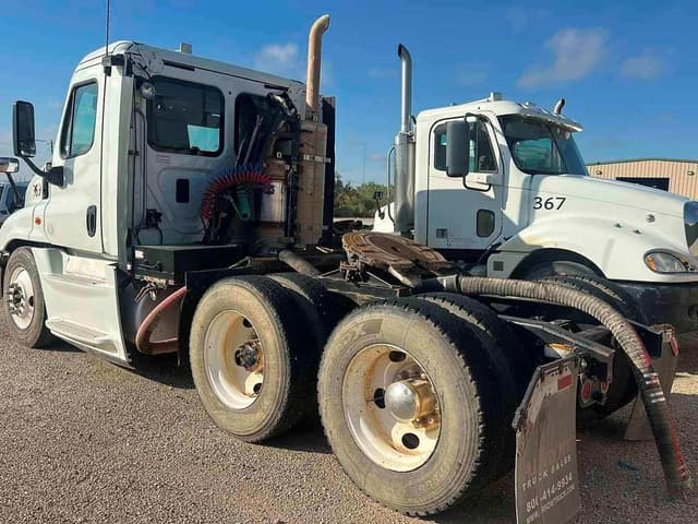 Image of Freightliner Cascadia equipment image 3