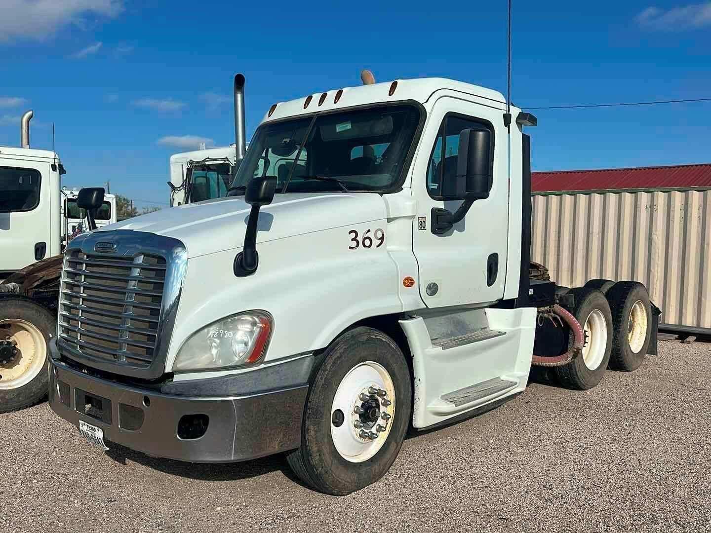 2014 Freightliner Cascadia Equipment Image0