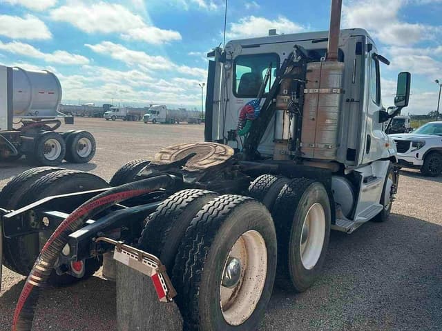 Image of Freightliner Cascadia equipment image 2