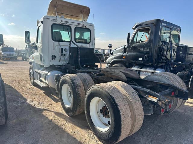 Image of Freightliner Cascadia equipment image 3