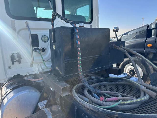 Image of Freightliner Cascadia equipment image 2