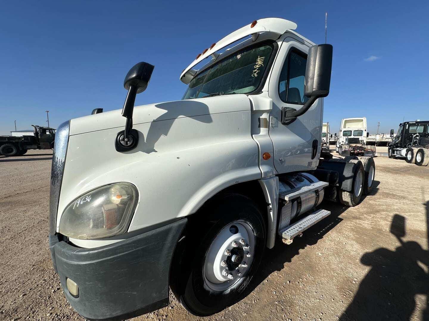 2014 Freightliner Cascadia Equipment Image0
