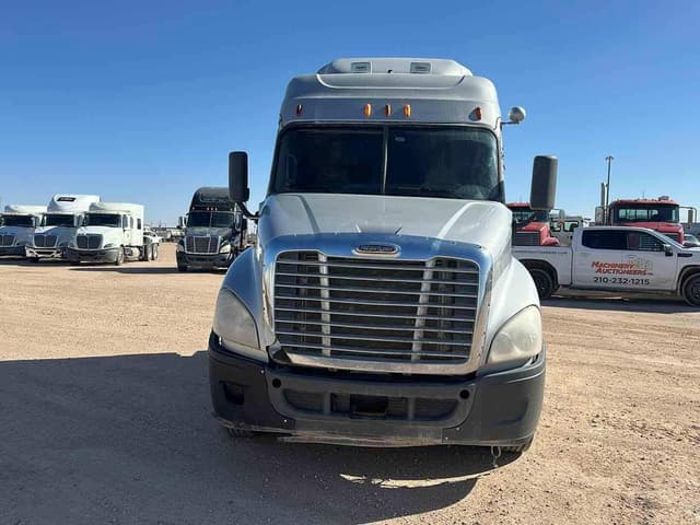 Image of Freightliner Cascadia equipment image 3